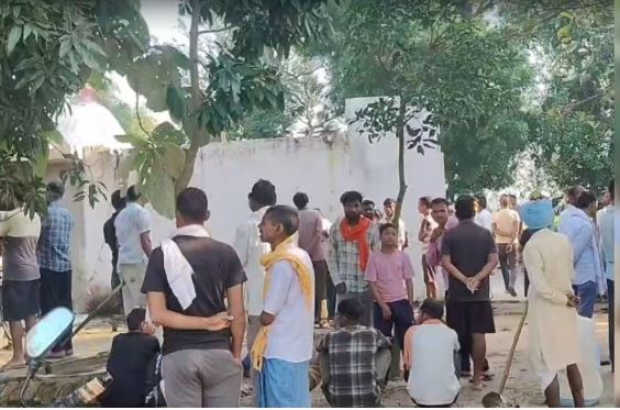 उत्तर प्रदेश के शाहजहांपुर में मंदिर परिसर में दो बुजुर्ग साधुओं की हत्या के मामले की खबर।