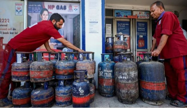 अक्टूबर 2026 में दिल्ली में कमर्शियल LPG सिलेंडर की कीमत बढ़ने की जानकारी।