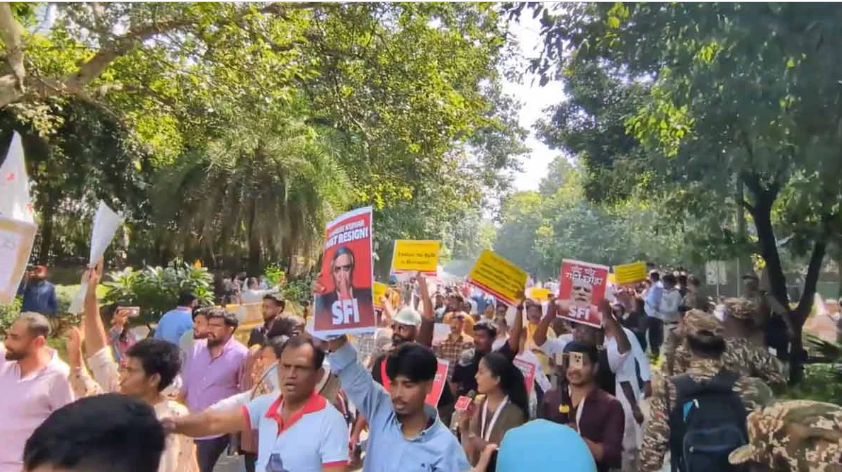 जंतर-मंतर प्रदर्शन के दौरान दिल्ली पुलिस की कार्रवाई