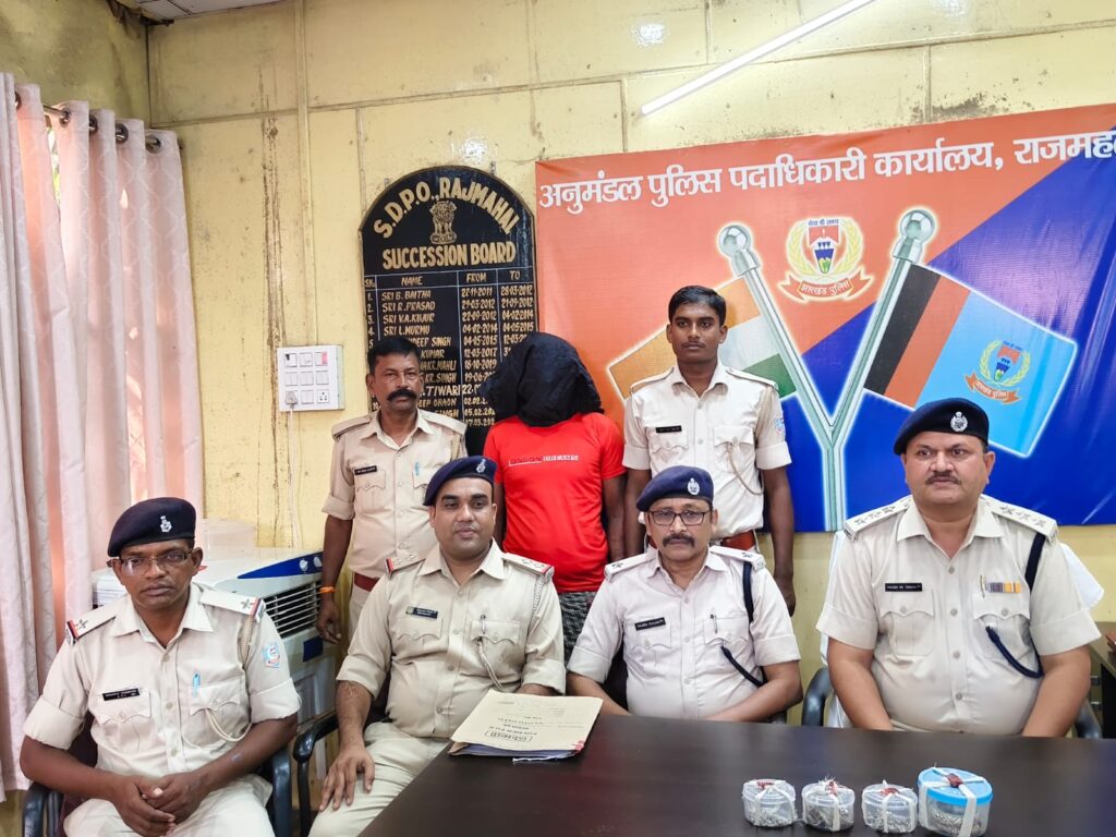 राजमहल चोरी कांड में गिरफ्तार आरोपी और बरामद चांदी के जेवरात