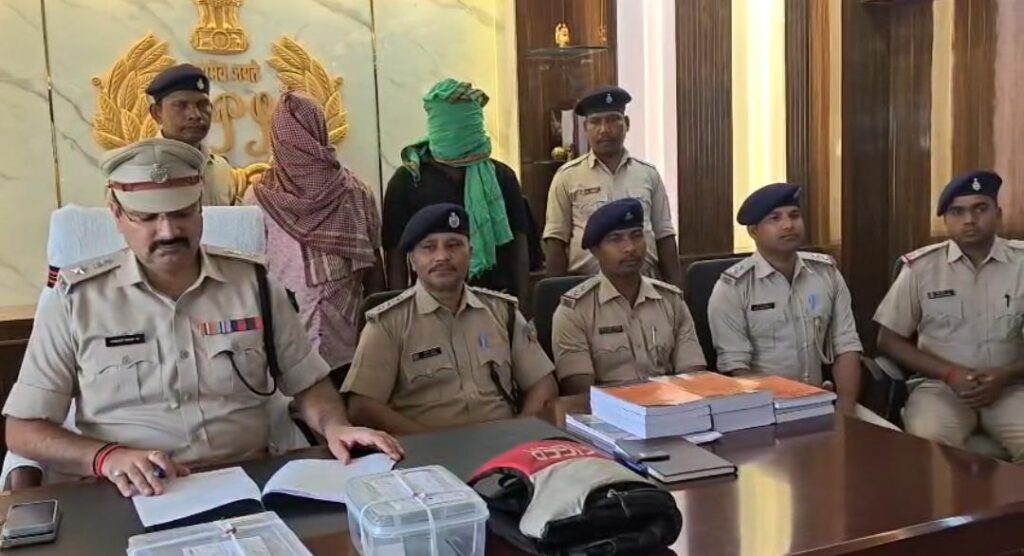 पाकुड़ राशन दुकान लूटकांड में दो आरोपियों की गिरफ्तारी और हथियारों की बरामदगी
