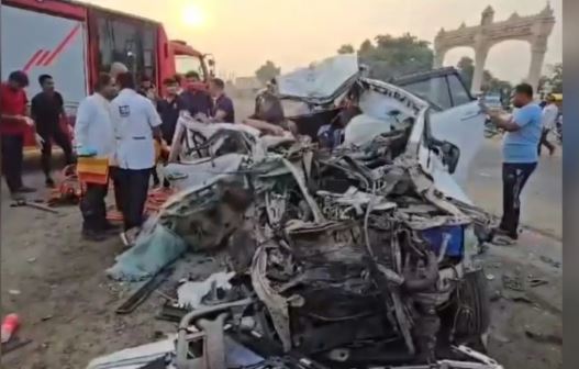 गुजरात के खावड़ा में ट्रक और मजदूरों के पिकअप वाहन की टक्कर के बाद राहत अभियान road-accident