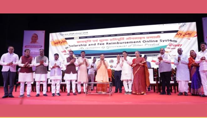 लखनऊ के लोक भवन में मुख्यमंत्री योगी आदित्यनाथ द्वारा अत्याधुनिक इंटरसेप्टर वाहनों को फ्लैग ऑफ करने का कार्यक्रम।