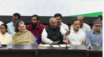 विपक्षी गठबंधन की बैठक में सोनिया गांधी के अचानक पहुंचने और सीटिंग व्यवस्था बदलने की तस्वीर।