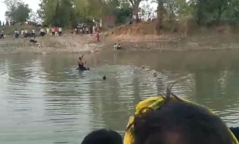 बेहरावां में पुलिस कार्रवाई के दौरान पुनपुन नदी में कूदे लोग
